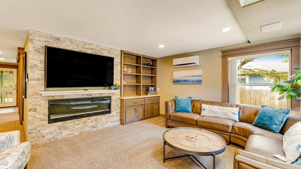 Bayshore House | Luxurious home with 3 suites, 3 fireplaces, game room & hot tub - walk to beach