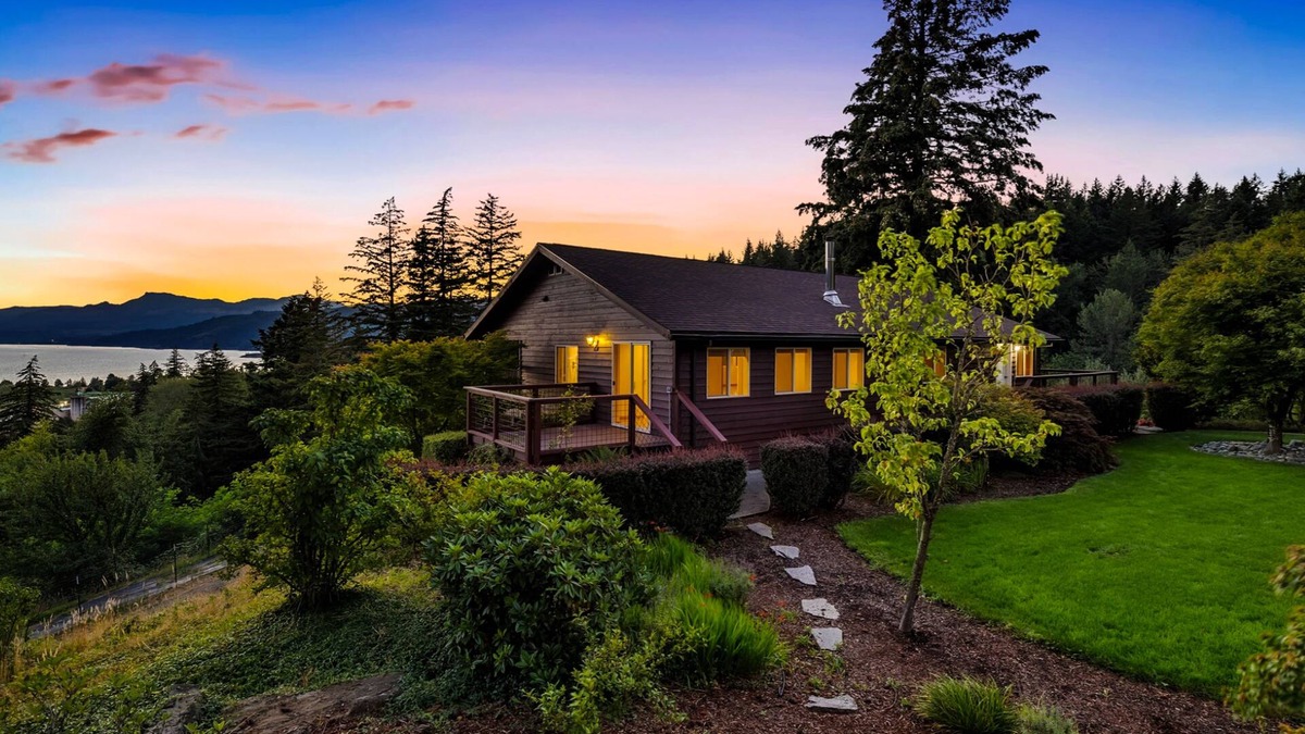 Stevenson House | Luxurious home with breathtaking views of the Columbia River
