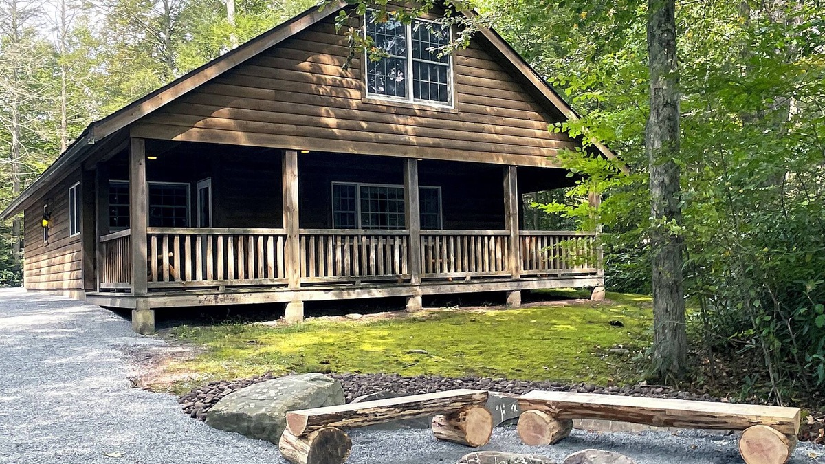Reeders Cabin | Luxurious Lake View Log Cabin with Firepit in the Poconos
