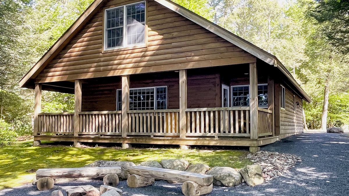 Reeders Cabin | Luxurious Lake View Log Cabin with Firepit in the Poconos