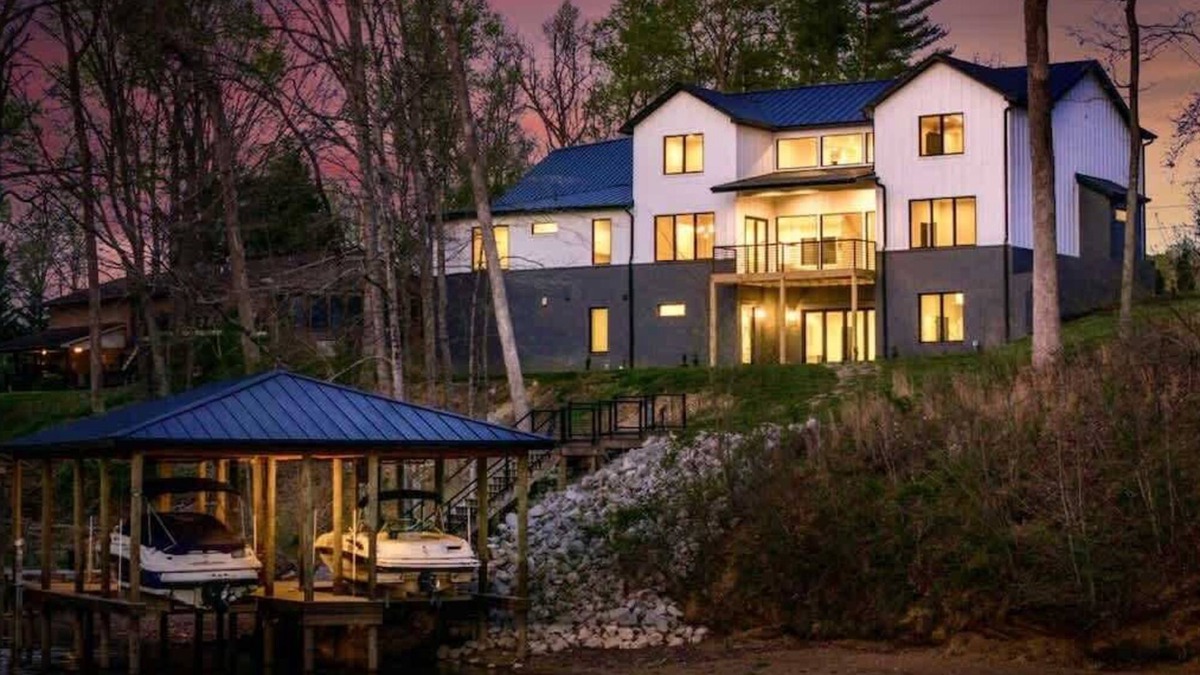 Kingston House | Luxurious Lakefront Retreat in Kingston