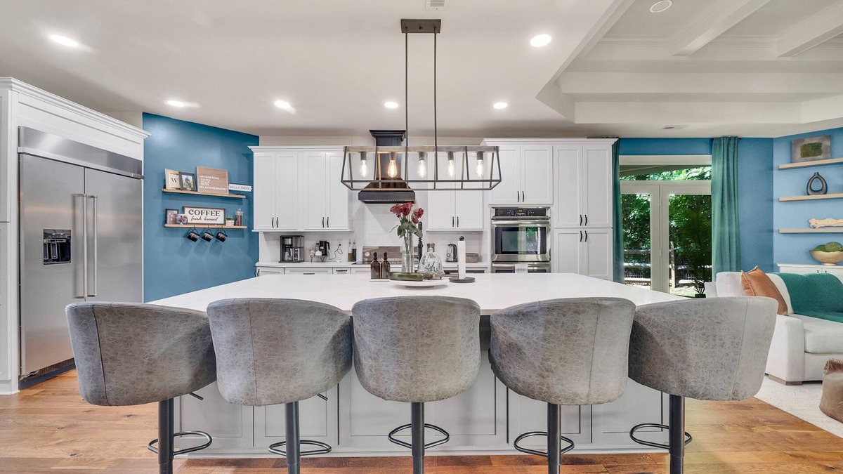 Weddington House | Luxurious Lakefront Villa in Weddington