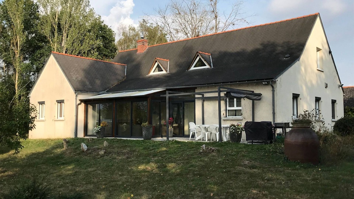Lucay-le-Male Cottage | Luxurious Lakeview Retreat: Hot Tub, BBQ, Playground, Near ZooParc & More!