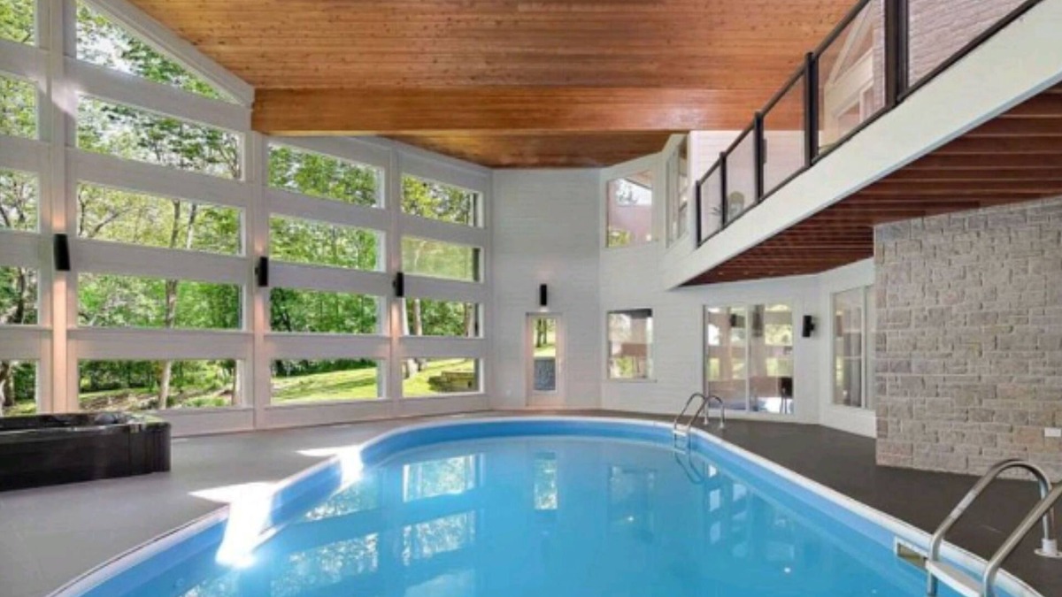 Erin House | Luxurious living| Heated Pool| Hot Tub| Backyard Pond all on 14 acres!