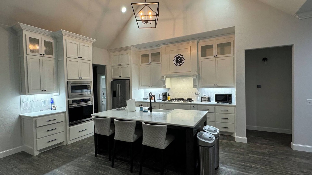 Mustang House | Luxurious Living in Mustang - Executive style home, great for families!