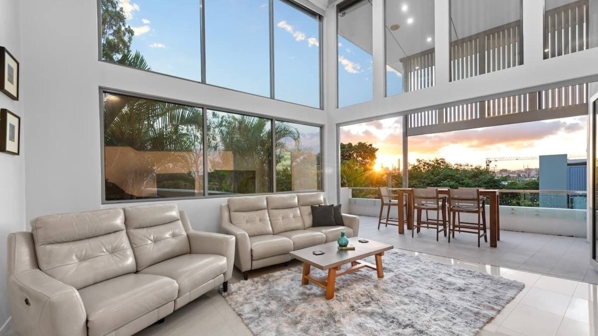 Bulimba House | Luxurious Living! Luxury 3-Bedroom in Prime Location! with Pool in Balmoral