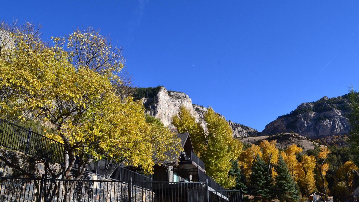 Thermopolis House | Luxurious Lodging in the Wind River Canyon