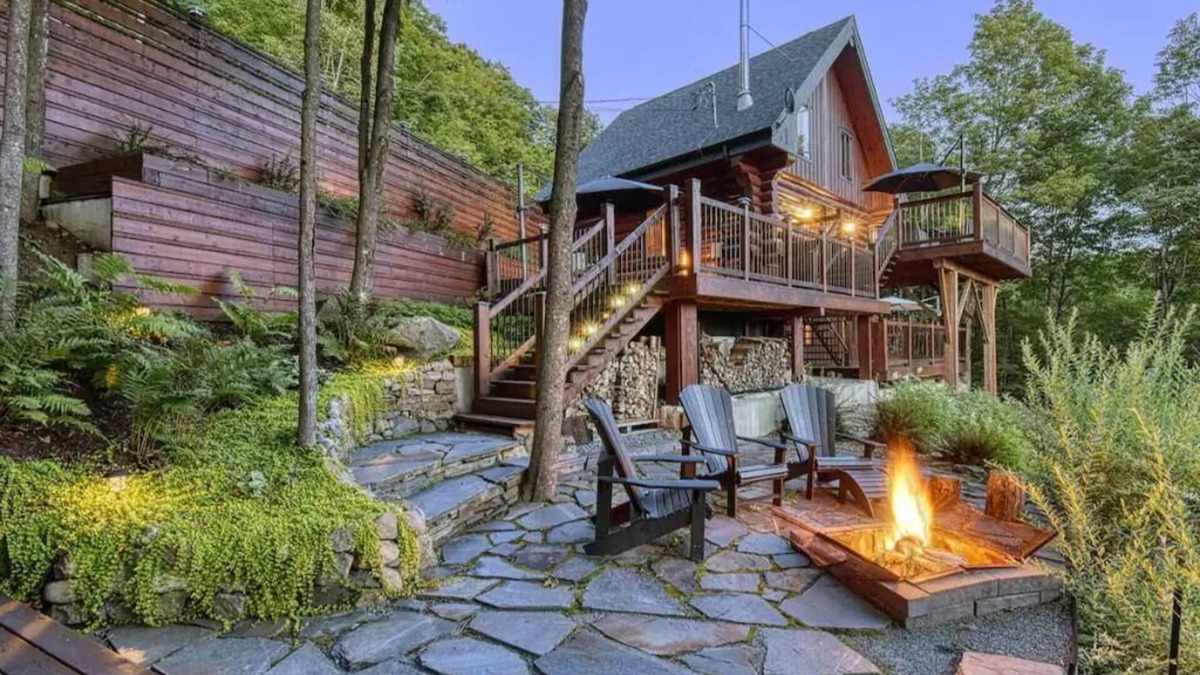 Lac Superieur Village Ski Chalet | Luxurious log cabin with private spa