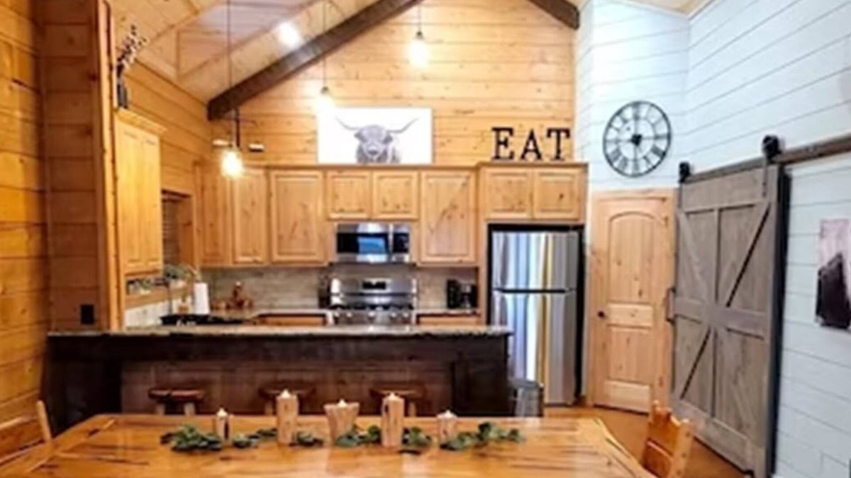 Georgetown Cabin | Luxurious Log Cabin on Premiere Equestrian Facility in Georgetown, TX