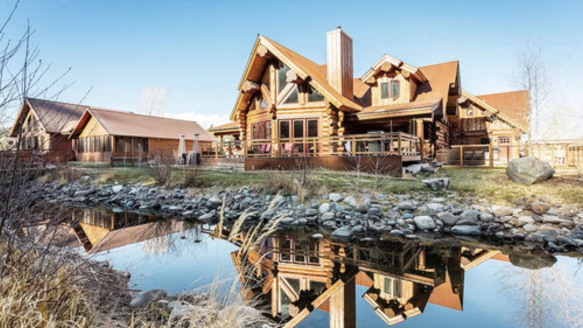 South Fork Hotel | Luxurious log cabin with river views, hot tub, firepit, outdoor areas, & W/D