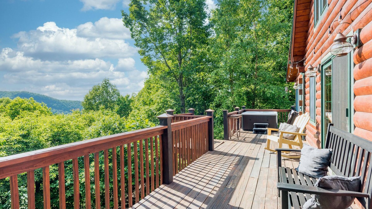 Old Fort House | Luxurious log cabin w/stunning views, WiFi, hot tub + 15 mins to Black Mountain