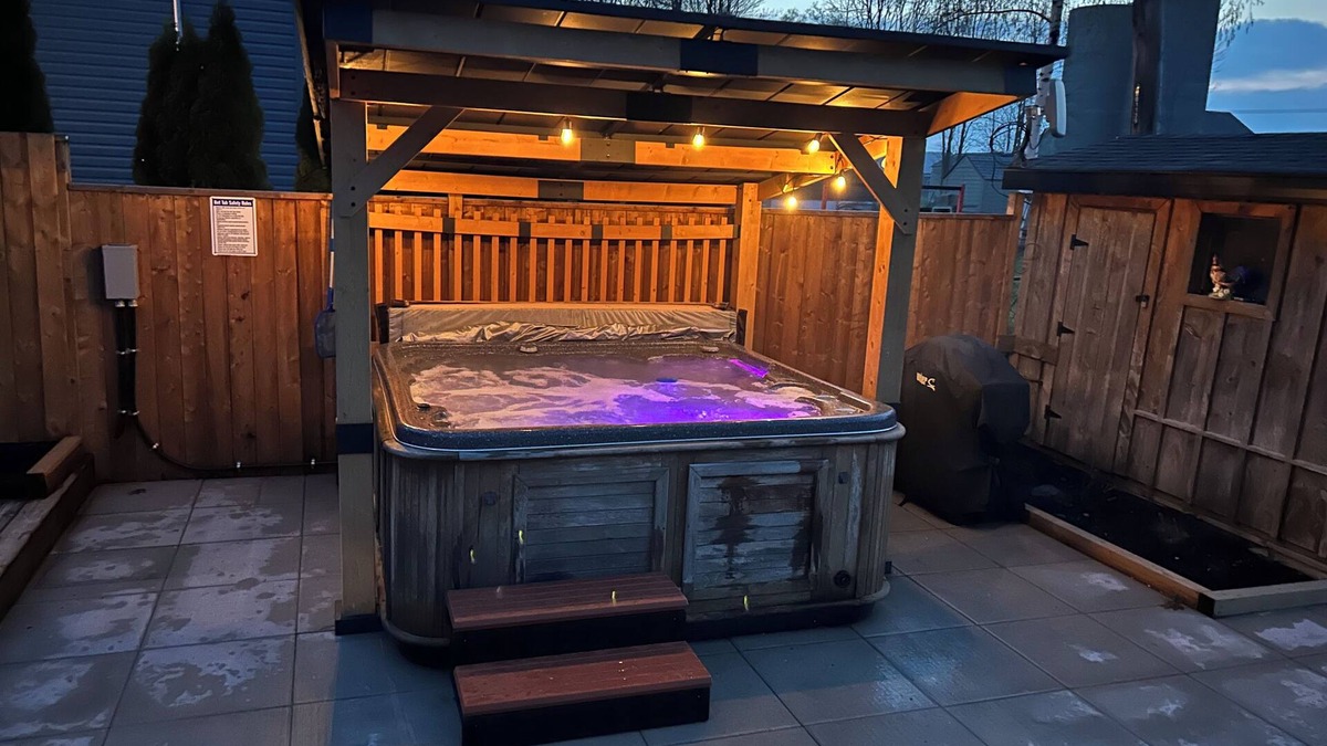 Hamilton House | Luxurious modern 4 season cottage on Lake Erie with hot tub