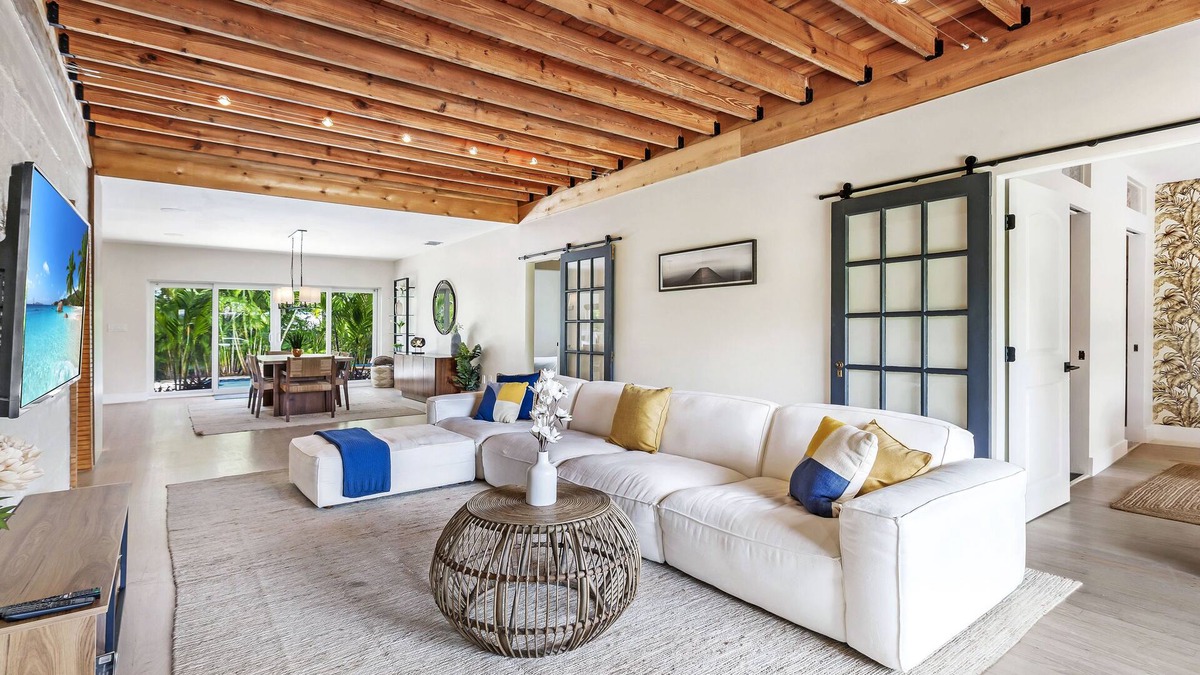 Surfside Villa | Luxurious, Modern 4BR /3BA Surfside Villa W/Pool