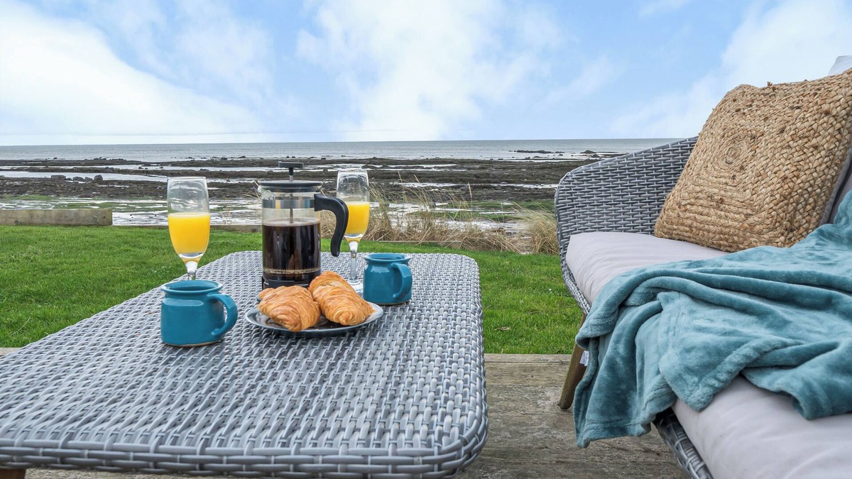 Boulmer Cottage | Luxurious & modern family retreat - on the beach! Now with wood-burning stove!
