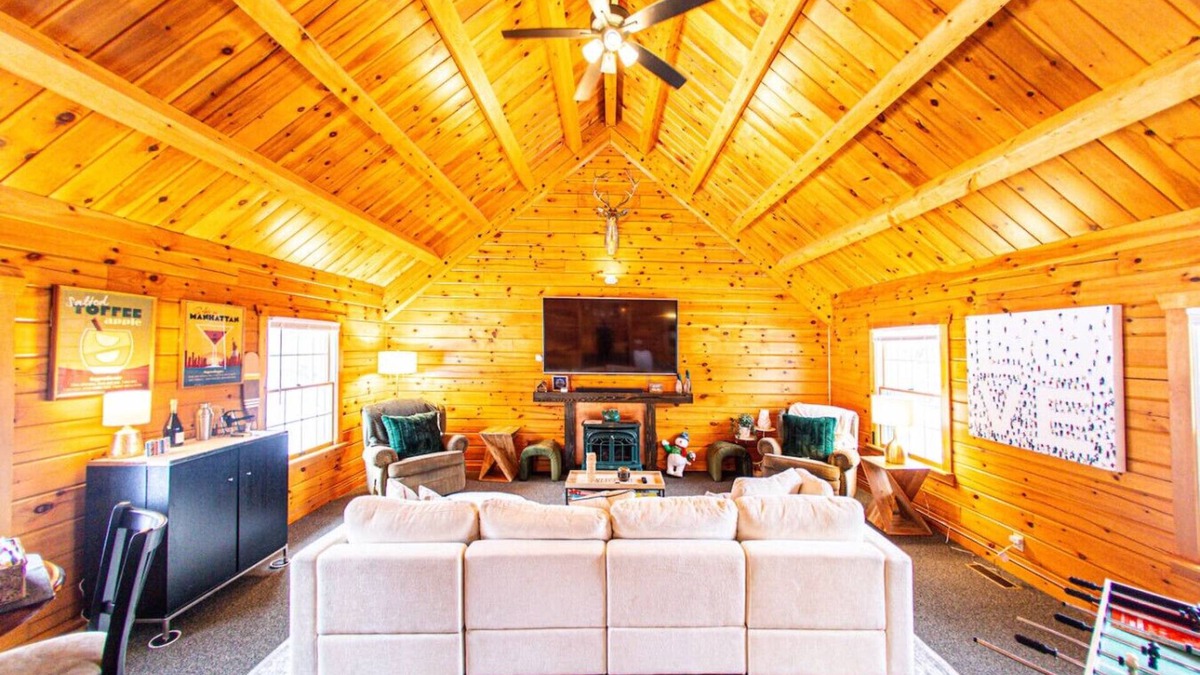 Maplecrest Apartment | Luxurious Mt Retreat Sauna Hot Tub Fire Pit & Park