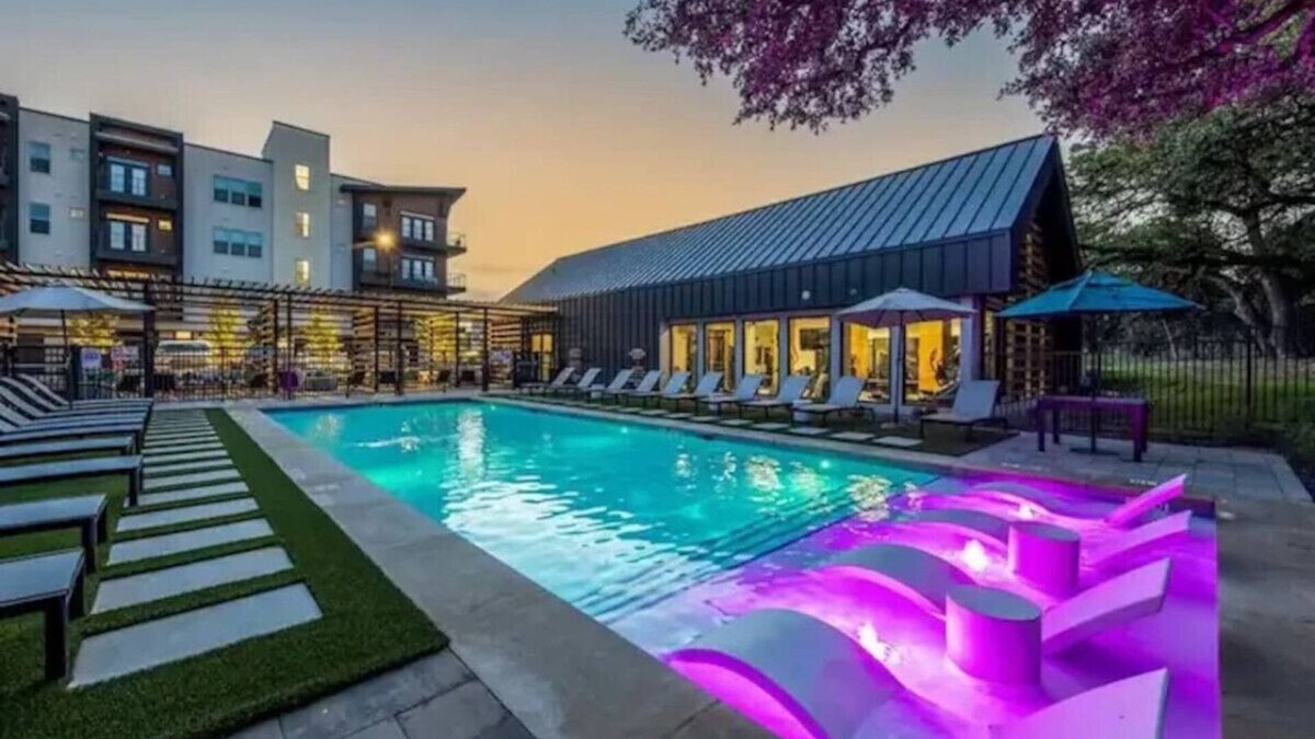 West Oak Hill Apartment | Luxurious New Unit|2Bd2Ba|Pool, Golf Sim