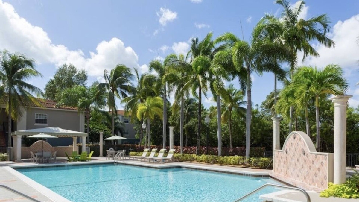 Pembroke Pines Apartment | Luxurious Oasis Villa Pines