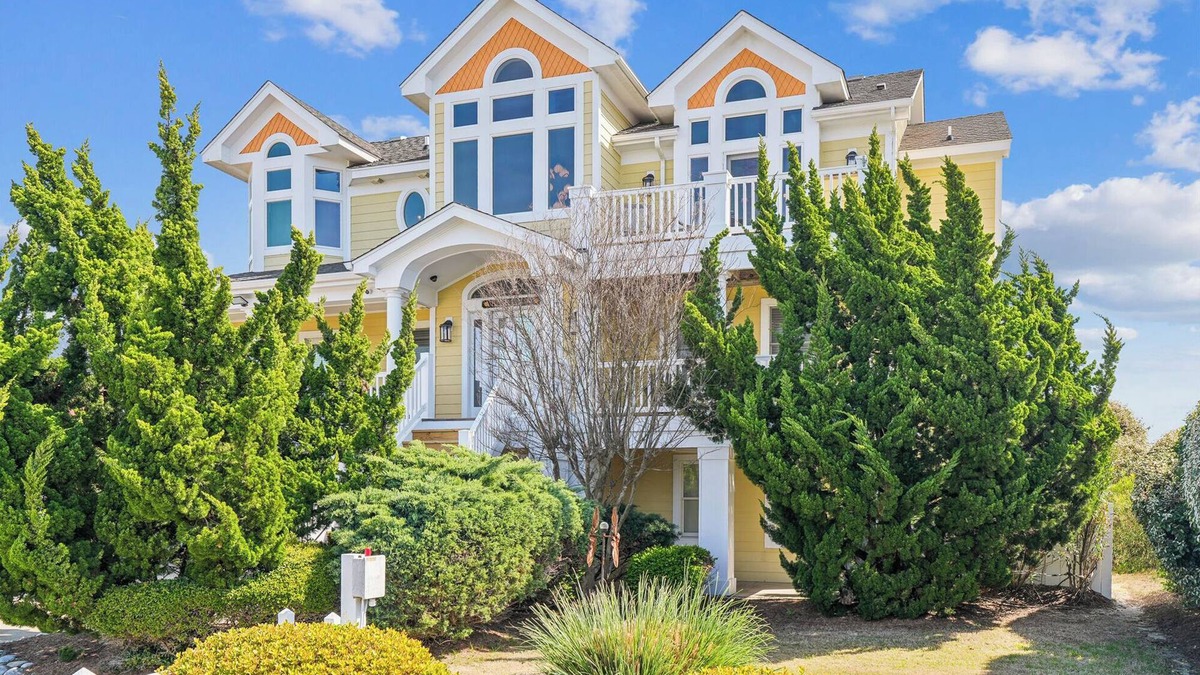 Carolina Dunes House | Luxurious oceanfront home with spacious accommodations and amenities