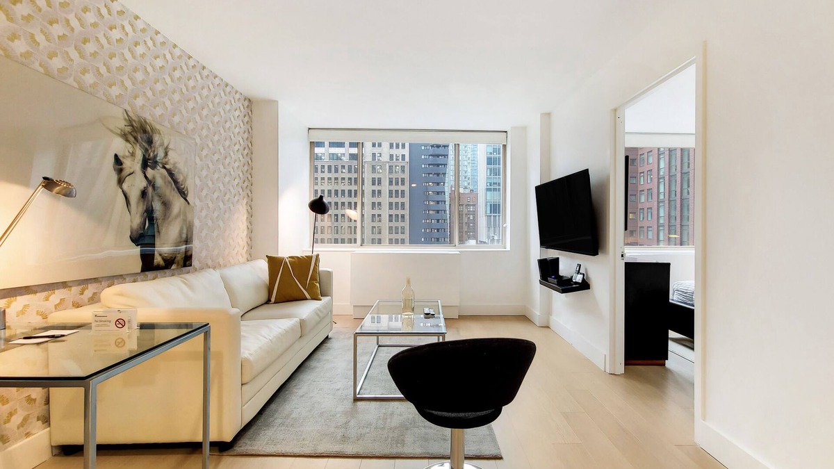 Rose Hill Apartment | Luxurious One Bedroom in High Rise Above