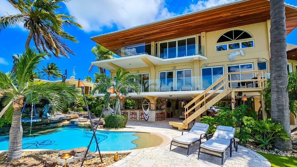 Venetian Shores House | "Luxurious Open Bay Retreat: Expansive Dockage & Private Pool Oasis!