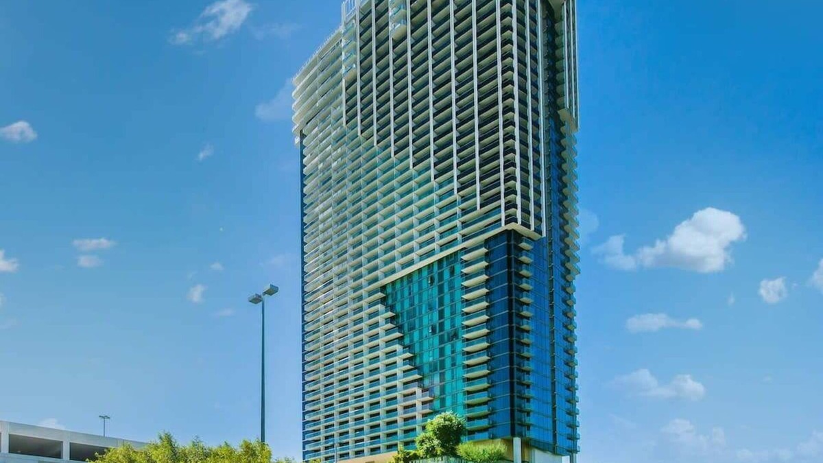 Las Vegas Apartment | Luxurious Palms Studio Mountain View & BALCONY ACCESS 27307