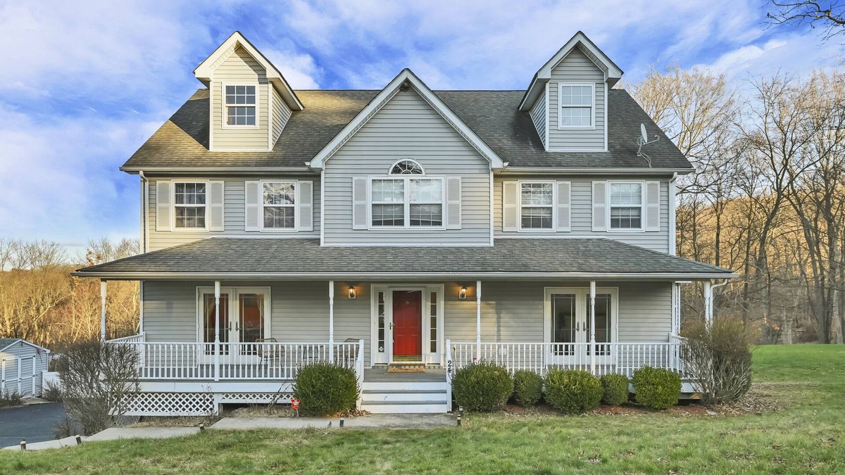 Walton Park House | Luxurious & Peaceful ~ Pool ~ Fire Pit ~ Backyard!