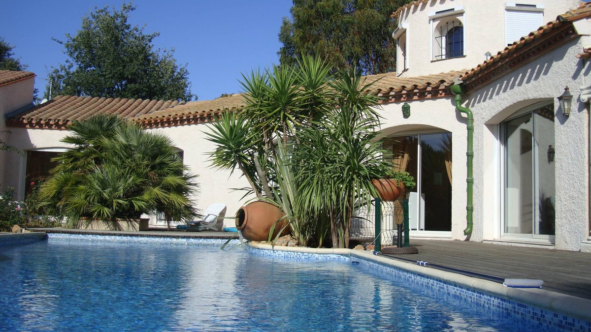 Saint-Nazaire Villa | Luxurious private villa with pool, grill, privacy-protected park, sauna
