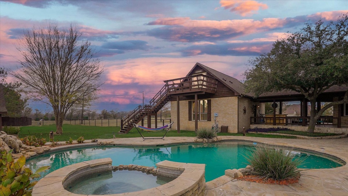 Weston House | Luxurious Ranch Style Home w Oasis Backyard & Pool