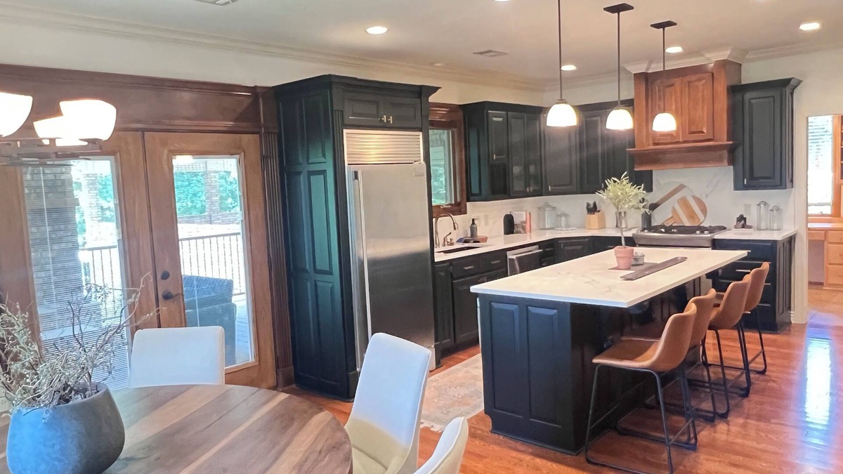 Mid America House | Luxurious Relaxation on Lake Hamilton