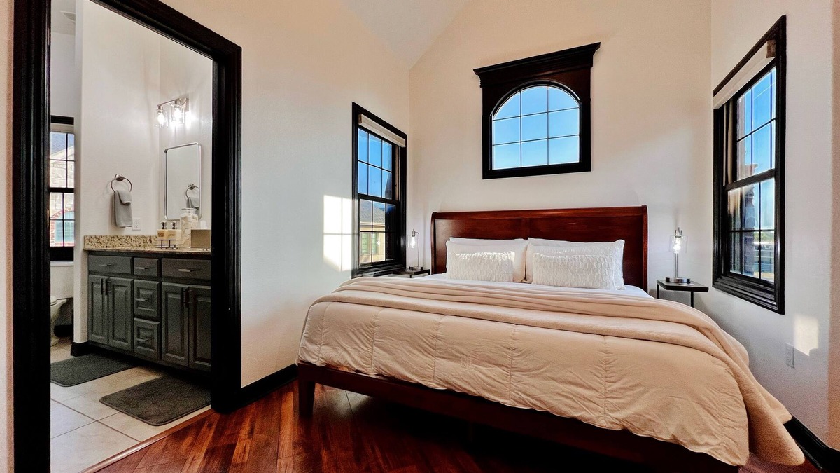Rogers House | Luxurious Remodeled 2BR/3BED Bentonville NWA/Walmart HO Area