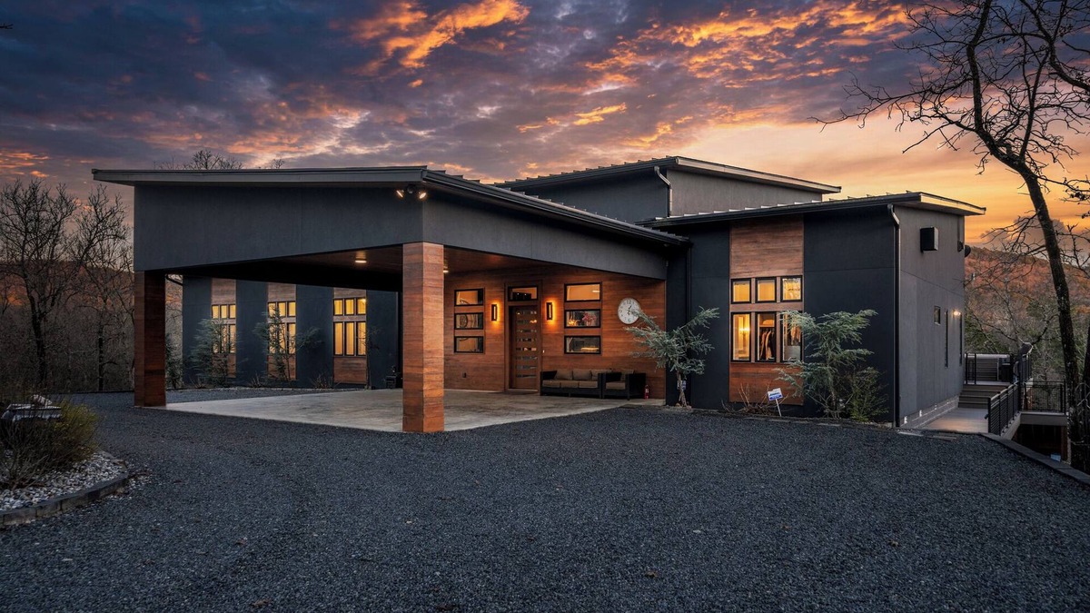 Mid America Apartment | Luxurious Retreat Private Creek View Pool Hot-tub