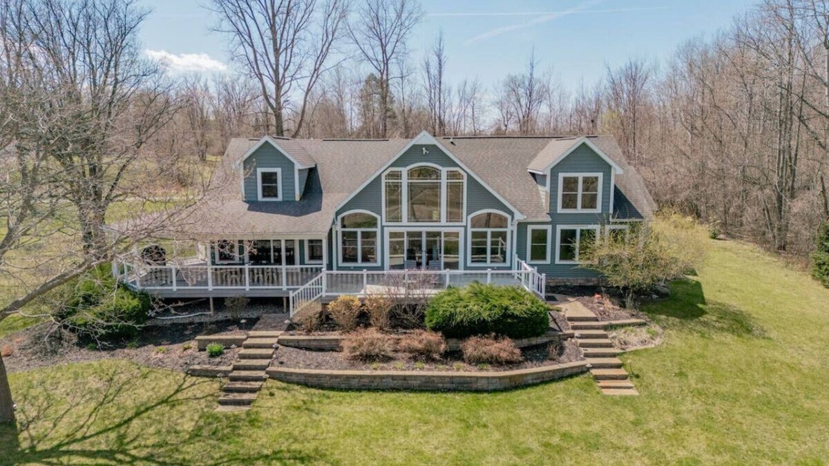 Beaverton House | Luxurious Retreat Spacious with Deck BBQ Grill