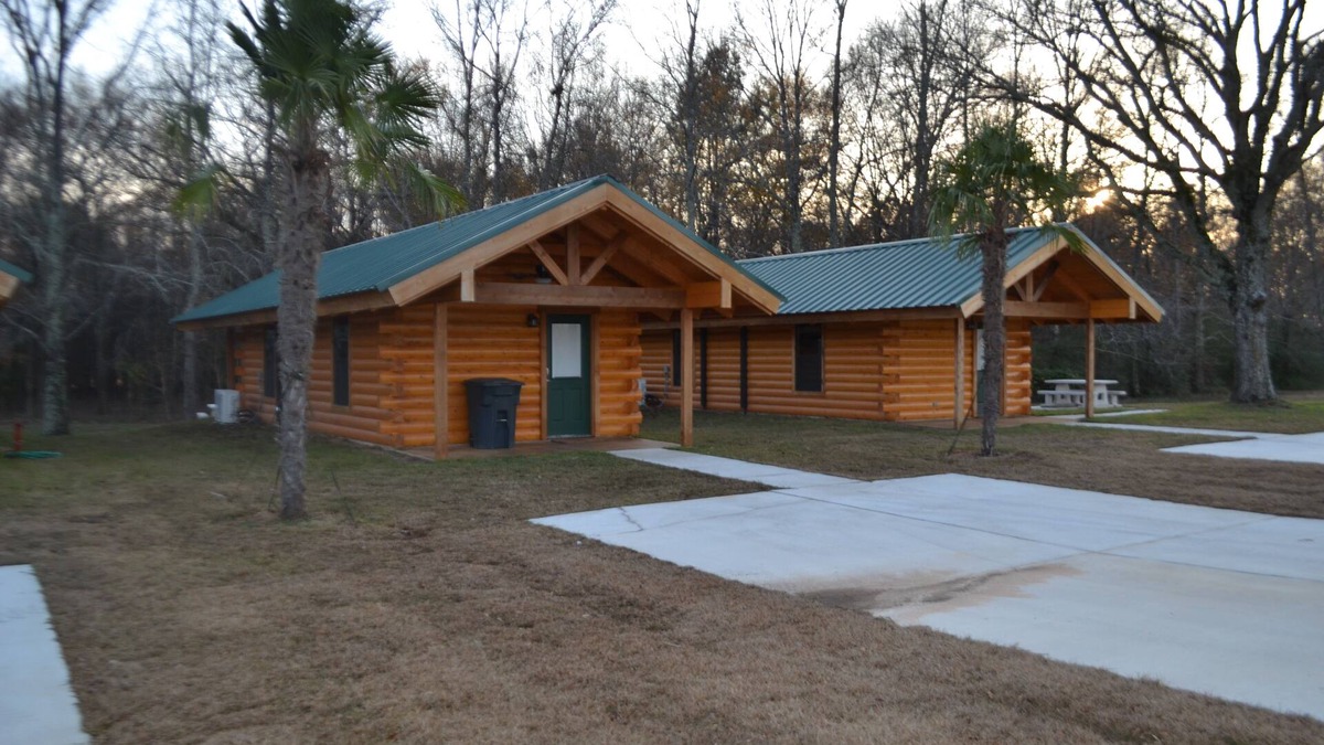 Shreveport Cabin | Luxurious Romantic Log Cabin North of Shreveport