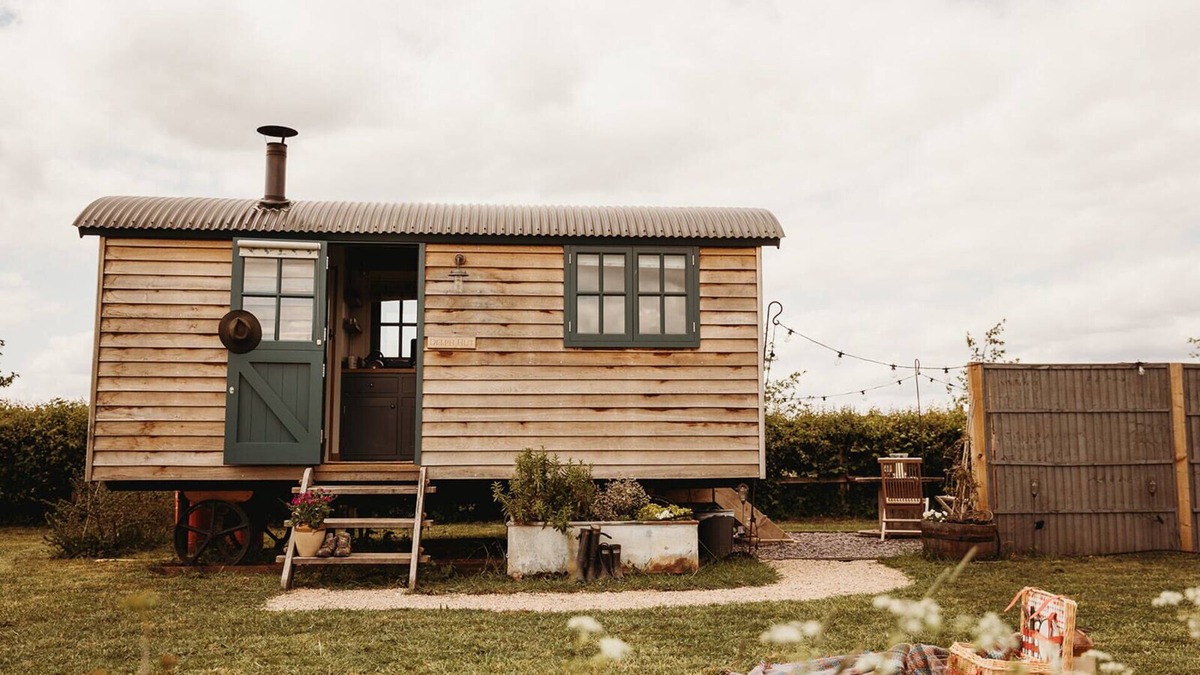 Chittering Apartment | Luxurious Shepherd's Hut with Wood fired Hot Tub