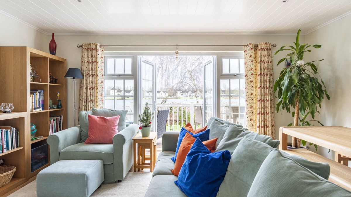 South Cerney Cabin | Luxurious South-Facing Lakeside Lodge