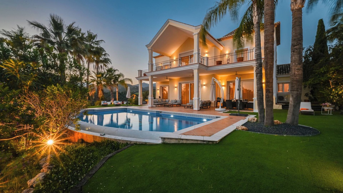 Urbanizacion el Rosario Villa | Luxurious southeast-facing villa with 5 bedrooms, heated pool, BBQ, sea views