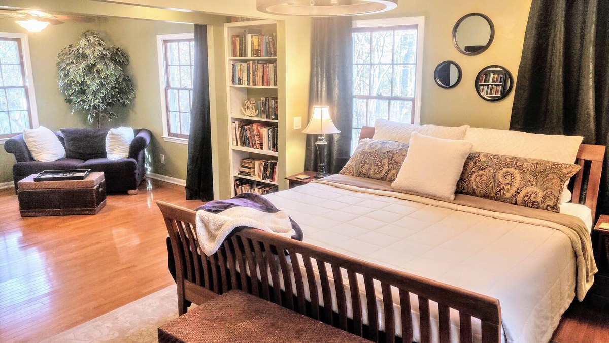 Milton Apartment | Luxurious & Spacious Apartment in Wooded Home