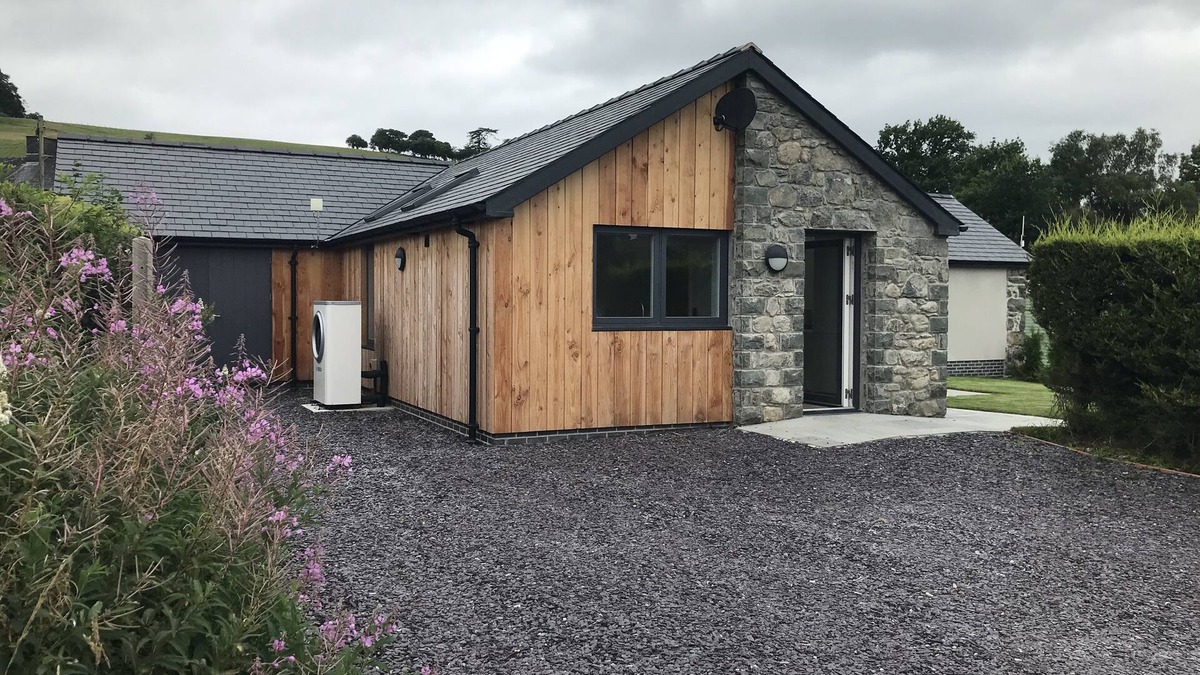 Llanuwchllyn House | Luxurious & spacious new build bungalow, a few minutes from Bala lake, Snowdonia