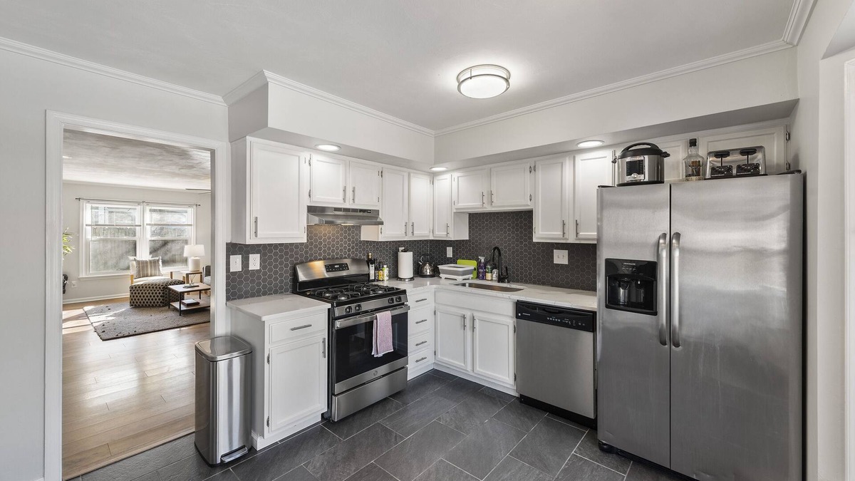 Virginia Beach House | Luxurious Stay at Modern Beach Vacation Home - Near Beaches and Bases