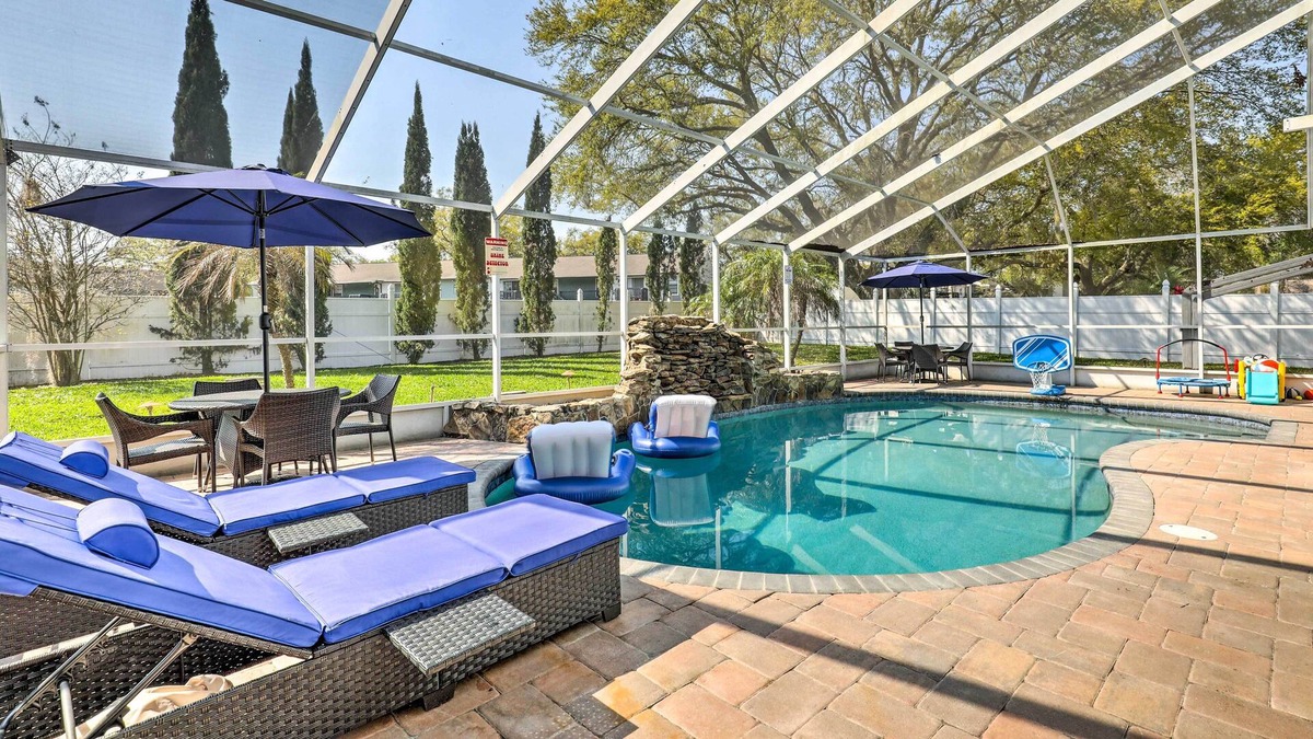 Lake Magdalene Villa | Luxurious Tampa Villa w/ Pool & Home Theatre!