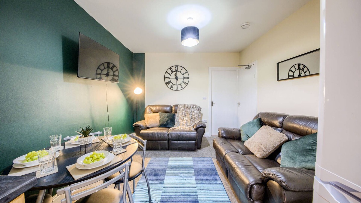 Gamston House | Luxurious Tile Hill House with Garden