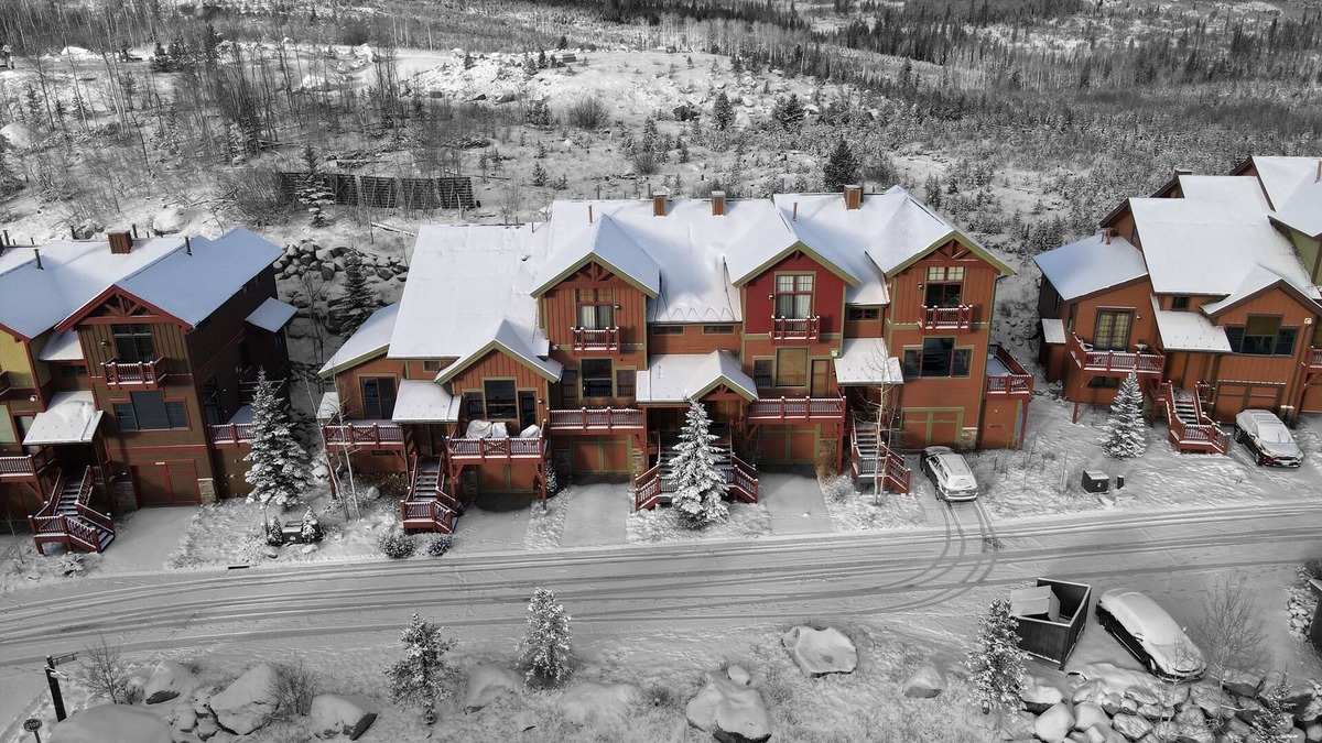 Bear Crossing House | Luxurious Townhome With 3 En-suites, Gorgeous Views and Private Hot Tub!