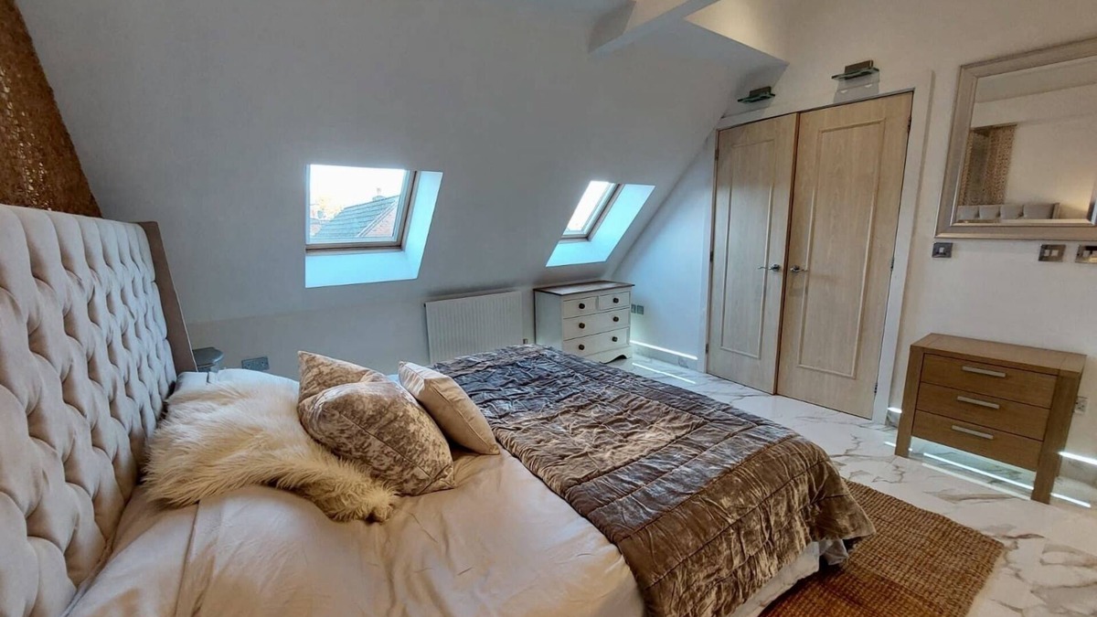 Dickens Heath Apartment | Luxurious Tranquil Penthouse in Birmingham