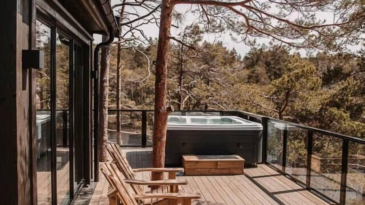 Iveland Cabin | Luxurious Tree Top Cabin by the lake