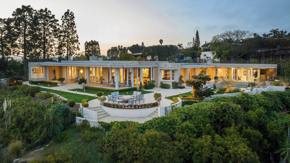 The Bird Streets Villa | Luxurious Trousdale Estate with Expansive Grounds