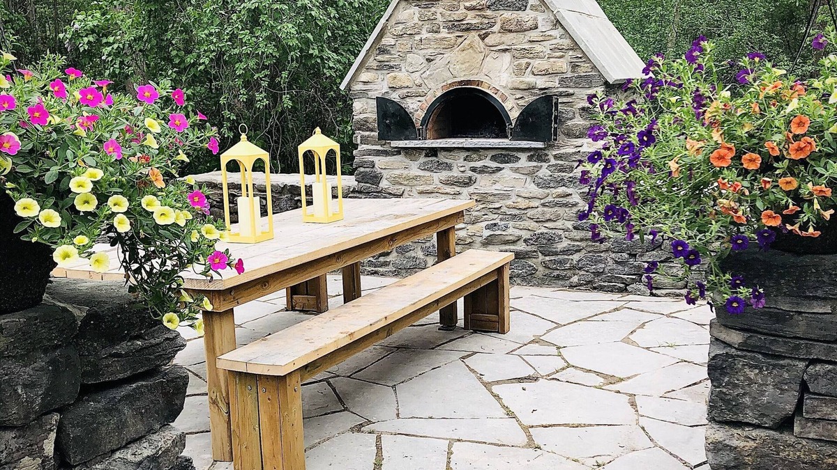 Prince Edward House | Luxurious Vacation Retreat - Pool, basketball court, pizza oven, central in PEC
