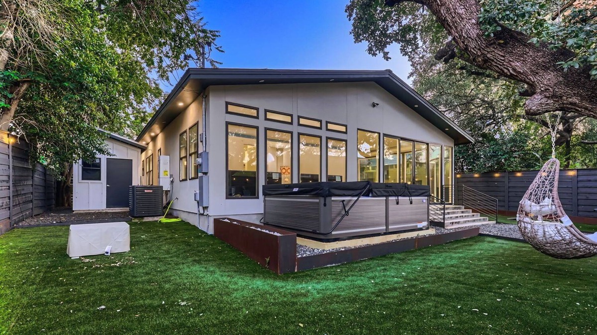 Galindo House | Luxurious Villa in the heart of Austin 5 minutes to Downtown and SoCo + Hot Tub