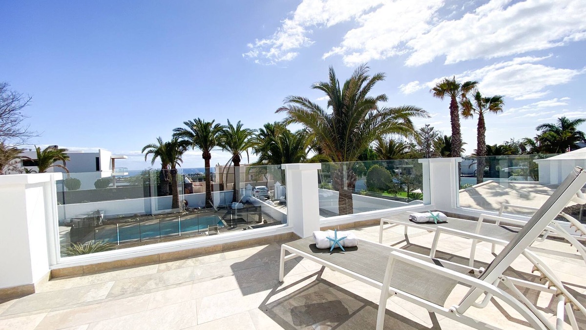 Costa Teguise Villa | Luxurious villa next to golf course!