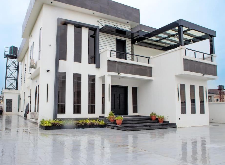 Magboro Villa | Luxurious Villa & Vacation Home - Starlink Wi-Fi & Swimming Pool