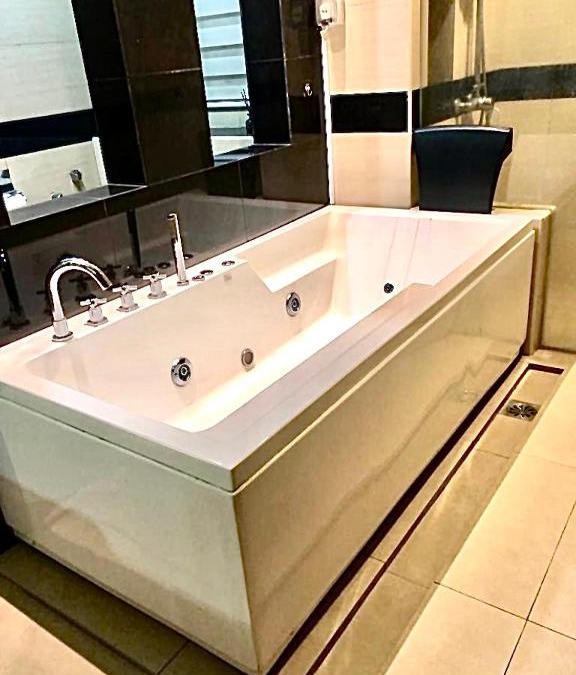 Batu Ferringhi Villa | Luxurious Villa with BBQ & JACUZZI By The Beach Batu Ferringhi